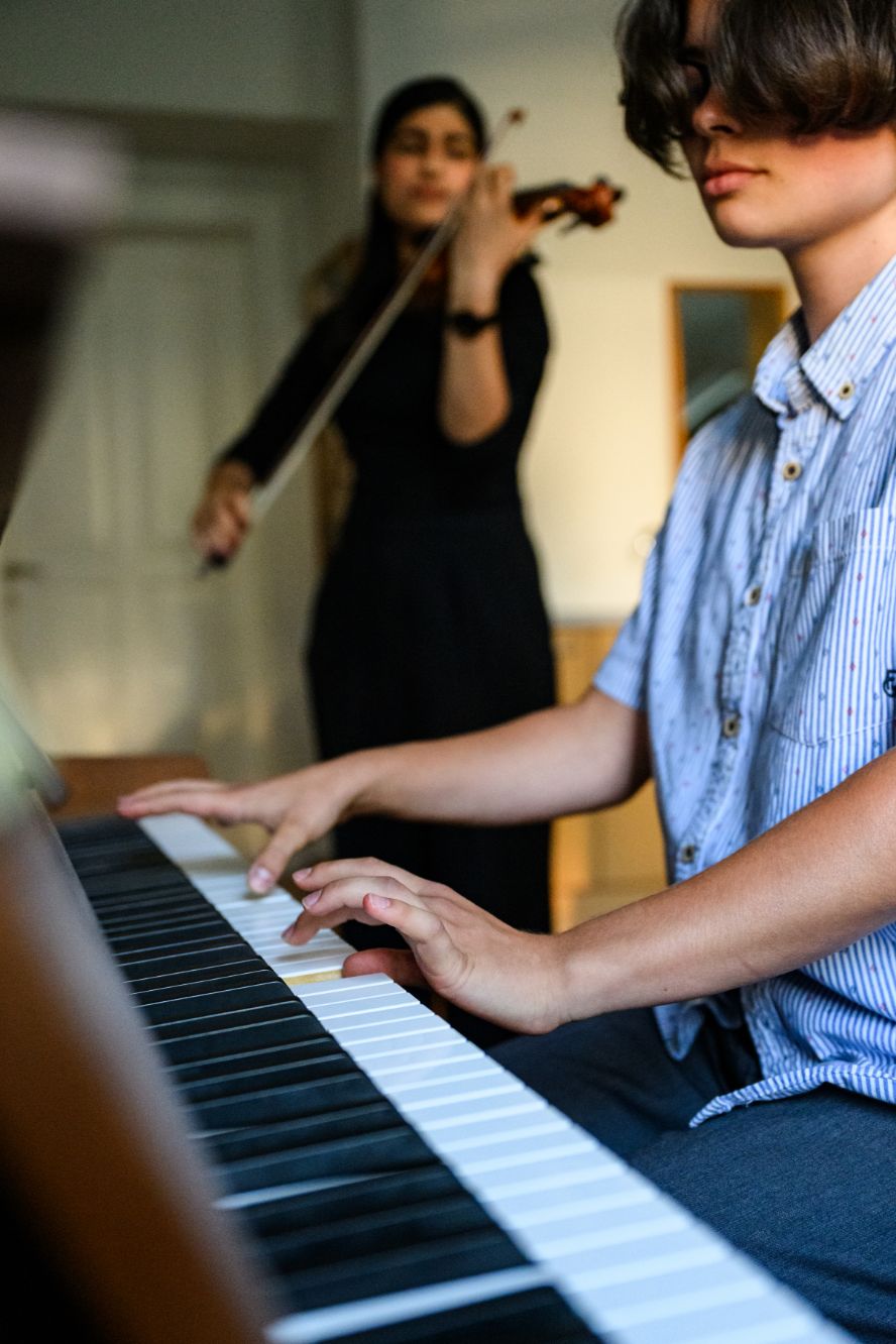 Junge Frauen beim musizieren im Haus Genoveva