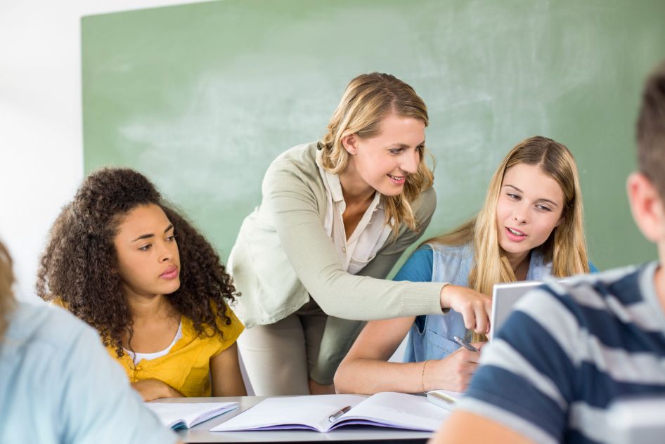 Lehrer arbeitet mit Schülern