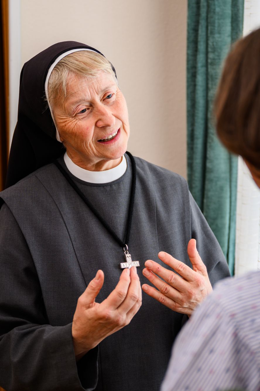 Sr. der Oblatinnen im Gespräch mit einer jungen Frau